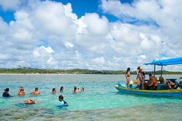 Guia de Turismo apresentando ponto turístico